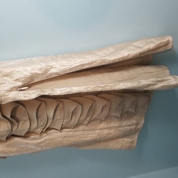 Samuel Dong gold sleeveless blouse with collar and ruffle small - Picture 4 of 10